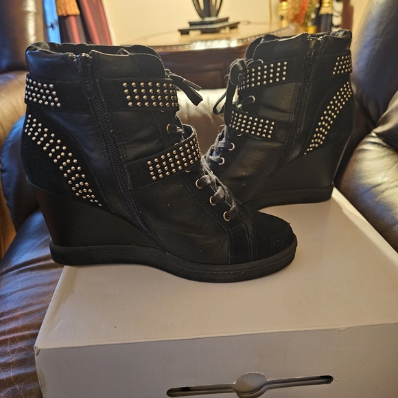 Aldo Verratto-96 wedge boots size 7.5 Used black with gold studs - Picture 11 of 12